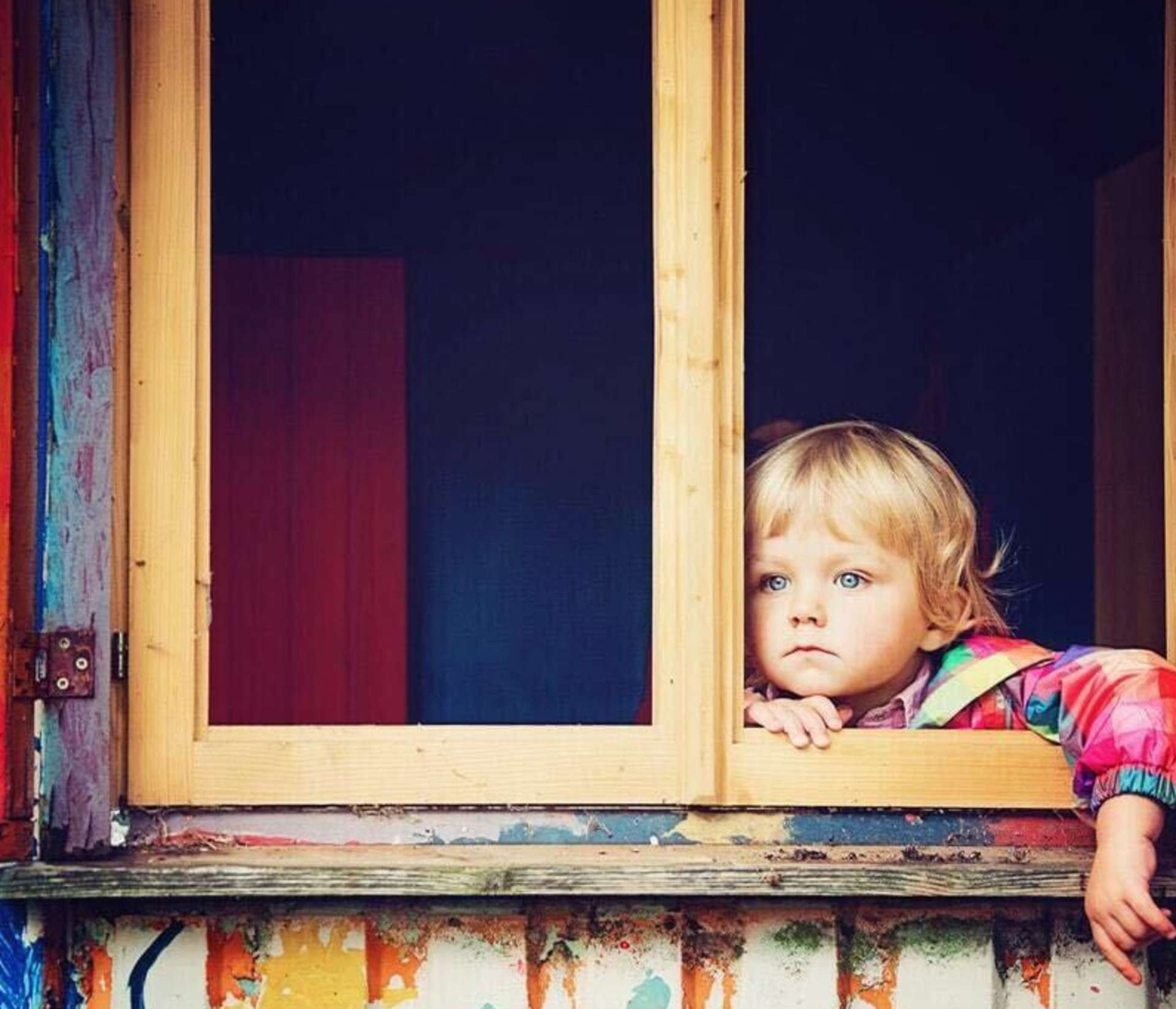 свет в окне. мальчик у окна. окошко для детей. лицо ребенка в окне. пластиковые окна дети.