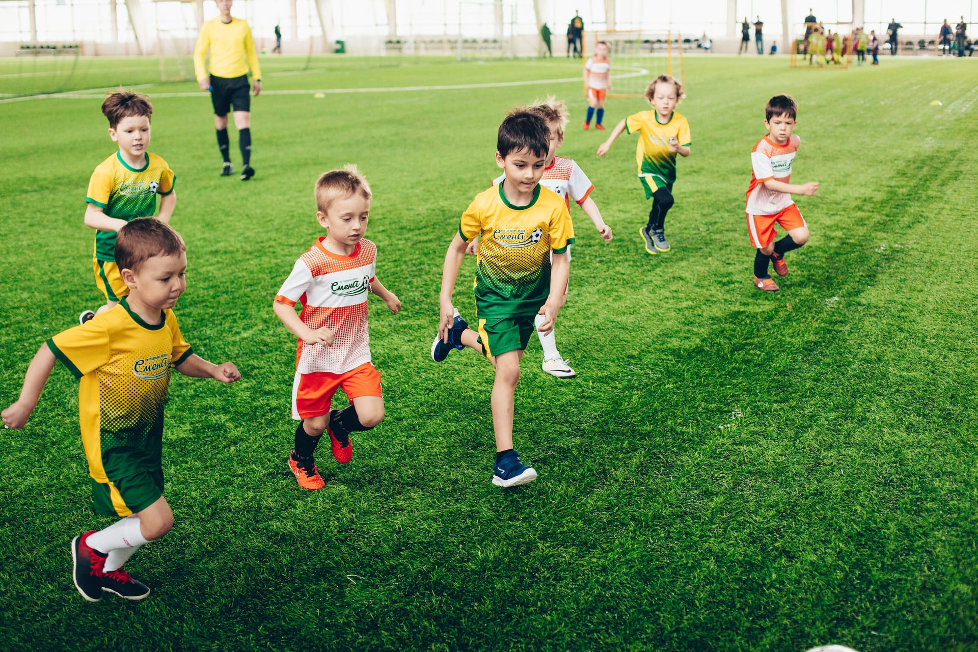 Футбольные турниры для детей. Футбол для детей 7 лет. Футбольная школа. Футбольная школа для детей. Занятия футболом для детей.